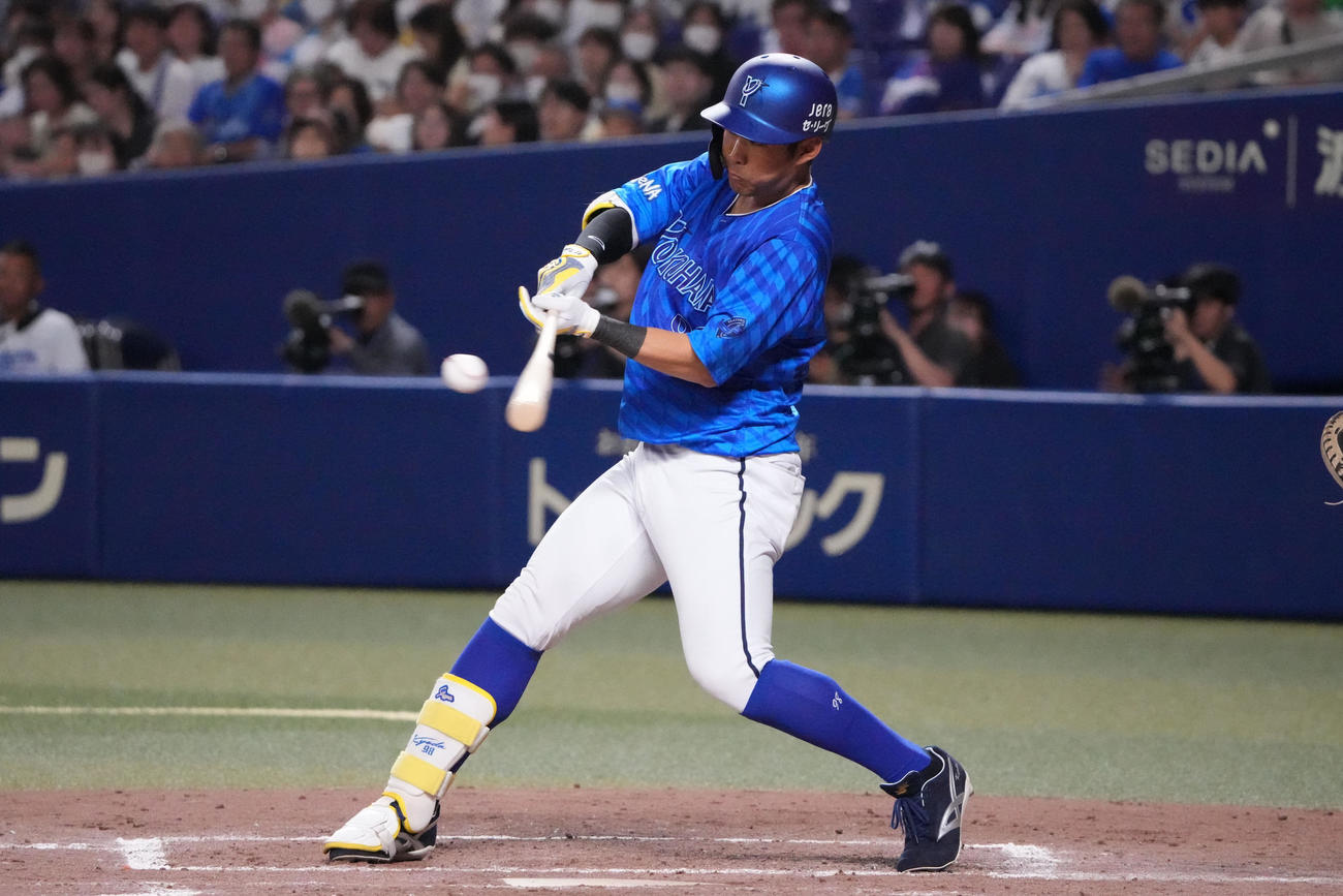 中日対DeNA 5回表DeNA無死一、三塁、右前適時打を放つ京田（撮影・森本幸一）