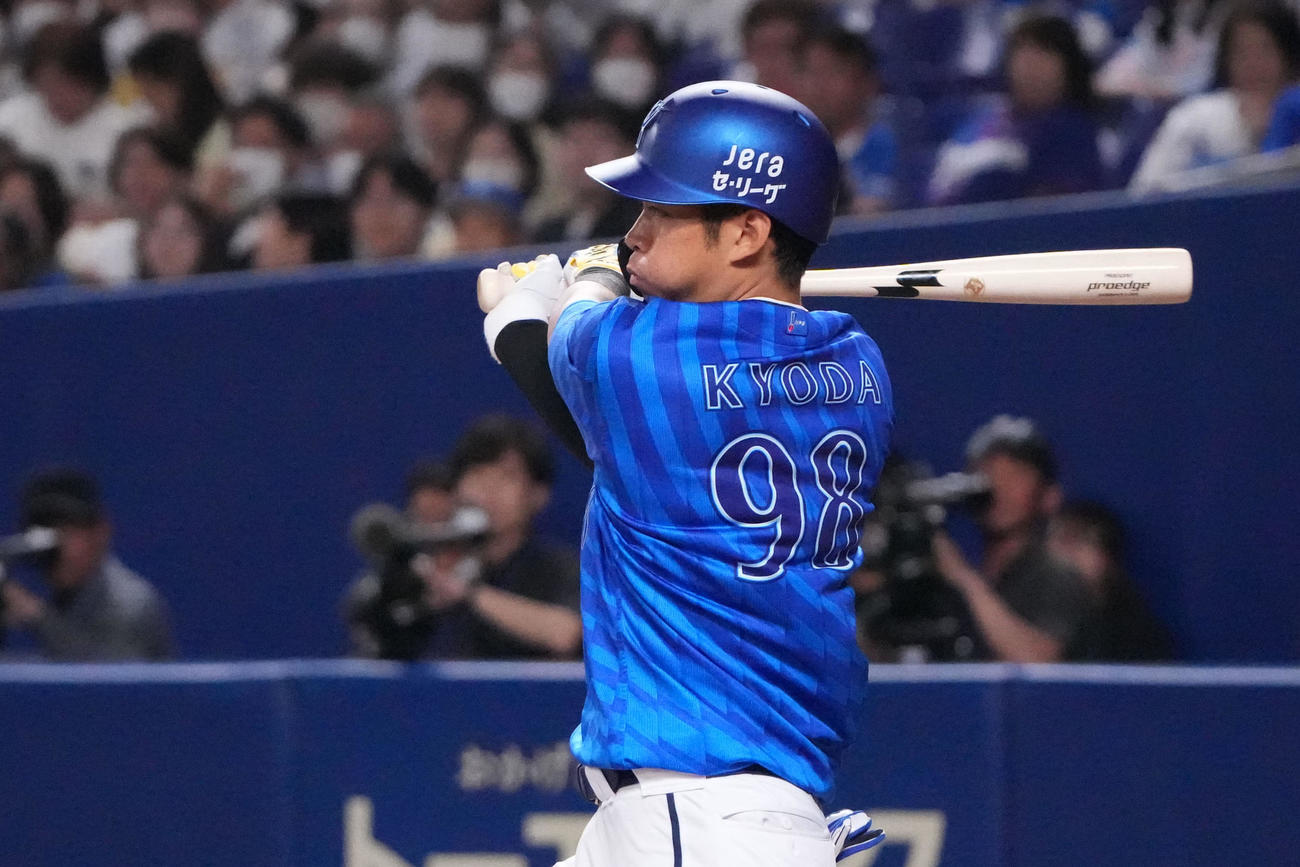 中日対DeNA 5回表DeNA無死一、三塁、右前適時打を放つ京田（撮影・森本幸一）