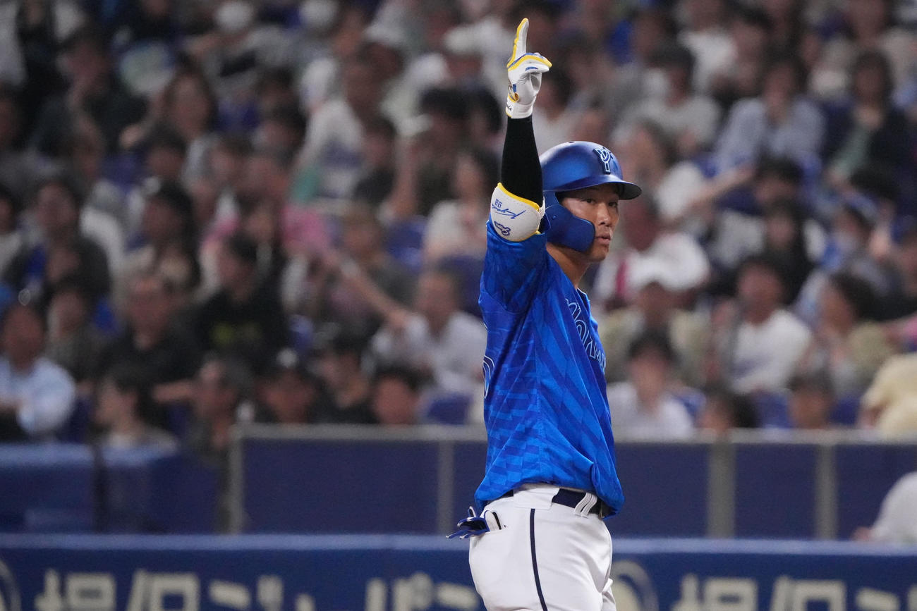 中日対DeNA 5回表DeNA無死一、三塁、右前適時打を放った京田（撮影・森本幸一）