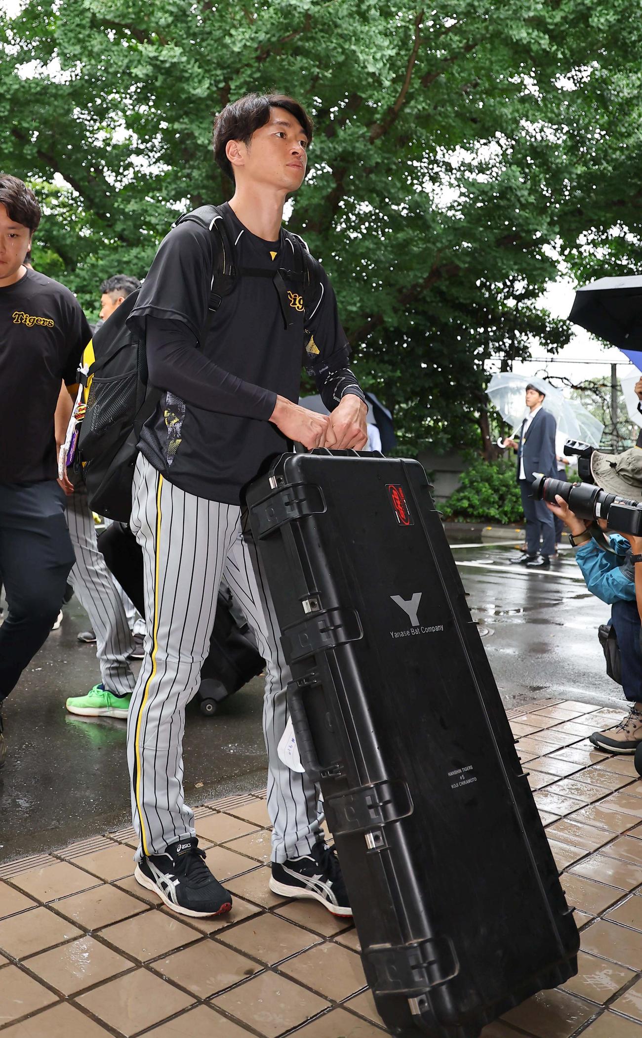 雨の中、室内練習場に入る近本（撮影・上田博志）