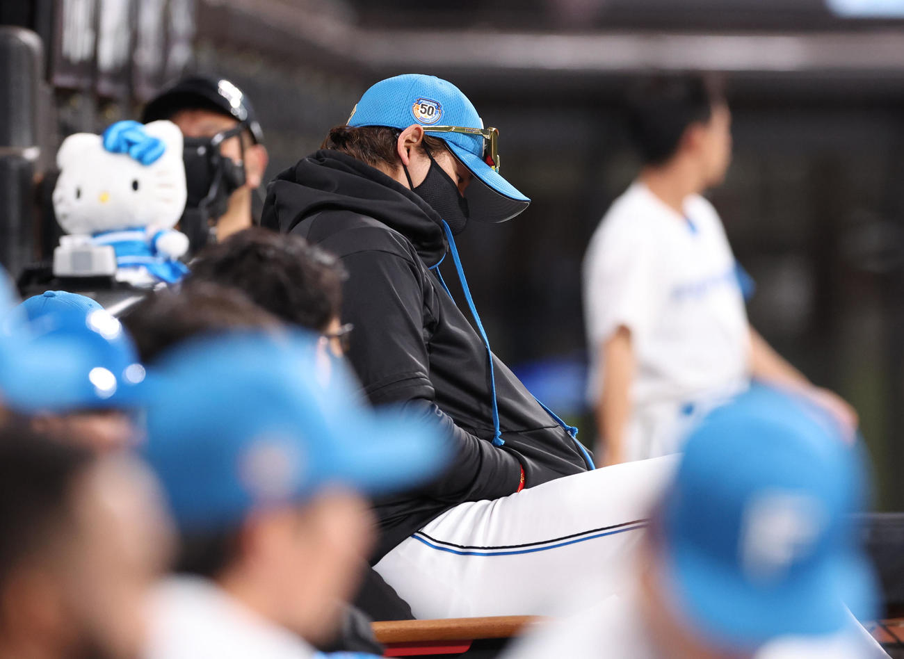 日本ハム対ソフトバンク　ベンチでうつむく日本ハム新庄監督（撮影・佐藤翔太）