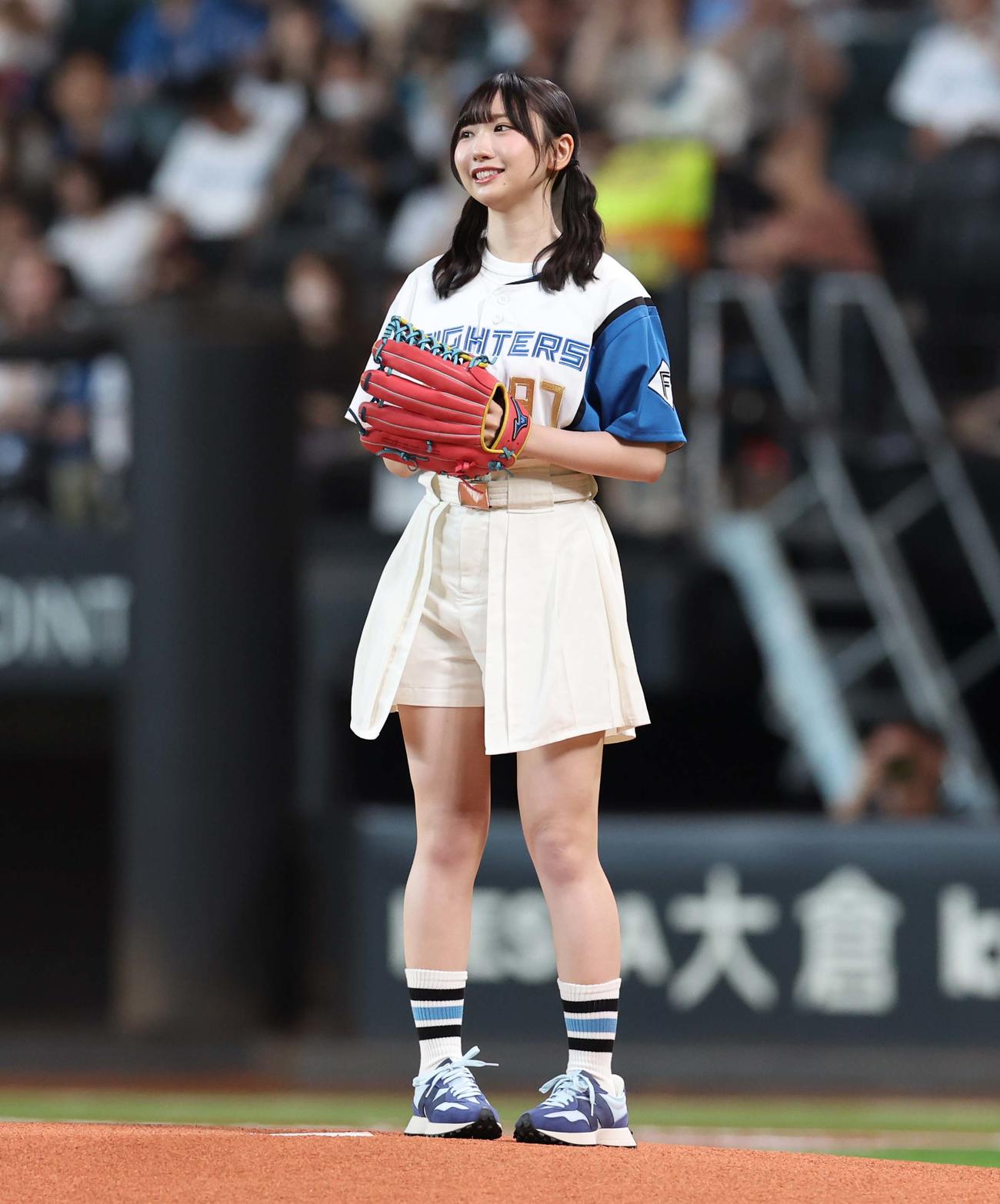 日本ハム対ソフトバンク　ファーストピッチセレモニーに登場する日向坂46の藤嶌果歩（撮影・黒川智章）
