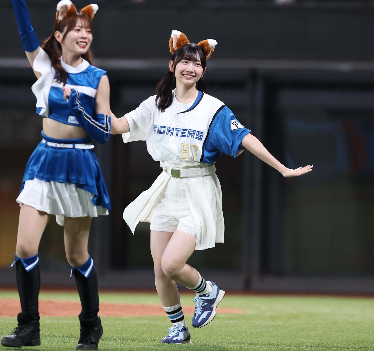 日本ハム対ソフトバンク　きつねダンスを踊る日向坂46の藤嶌果歩（撮影・黒川智章）