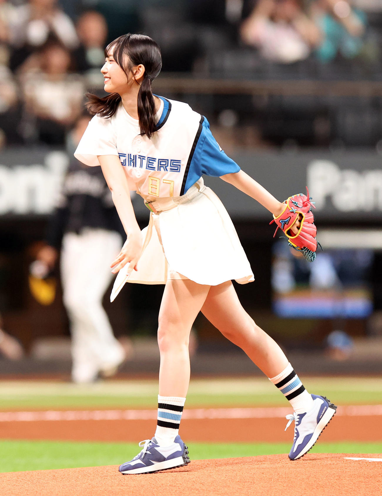日本ハム対ソフトバンク　ファーストピッチを務める日向坂46の藤嶌果歩（撮影・佐藤翔太）
