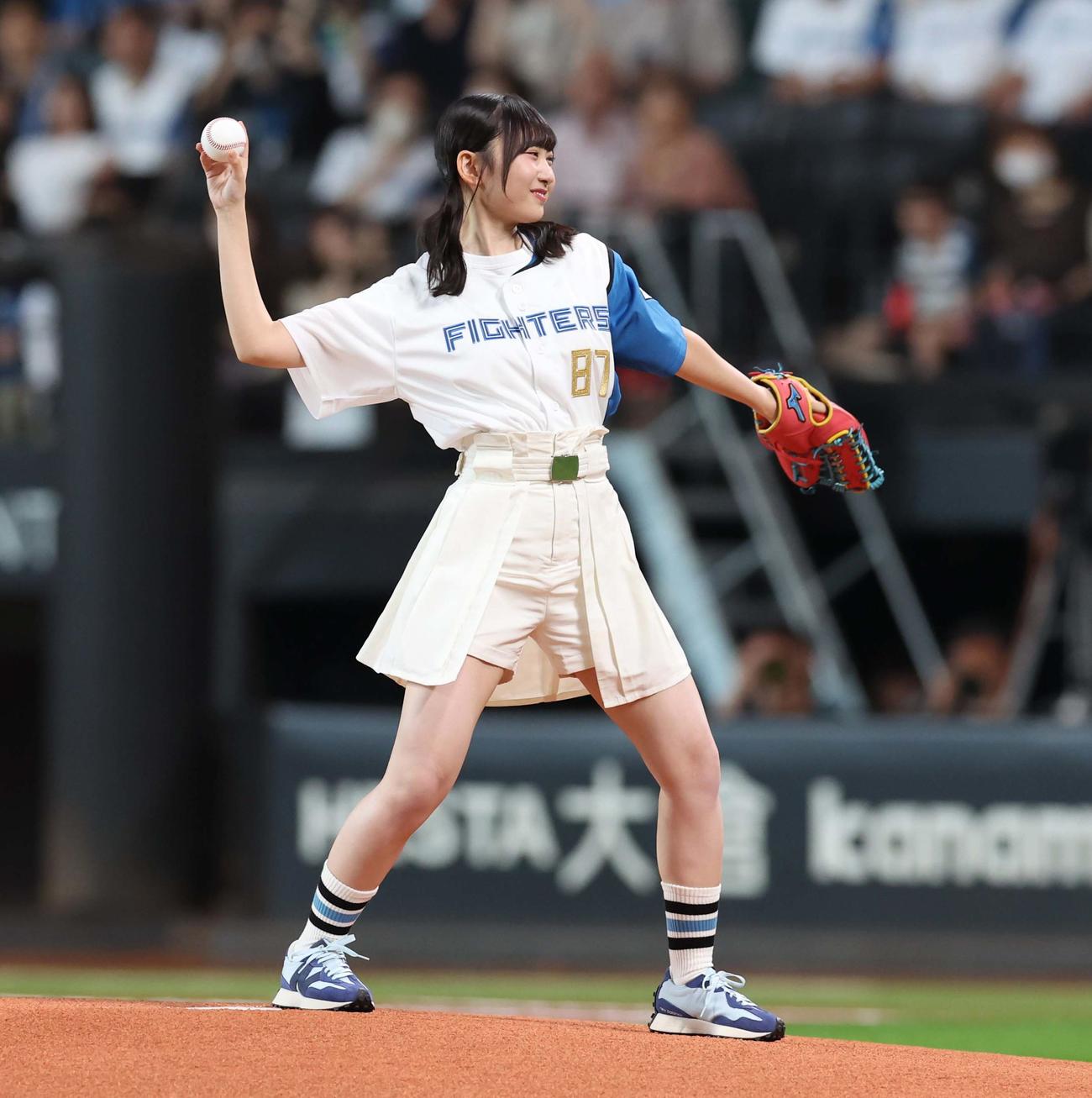 日本ハム対ソフトバンク　ファーストピッチセレモニーで投球する日向坂46の藤嶌果歩（撮影・黒川智章）