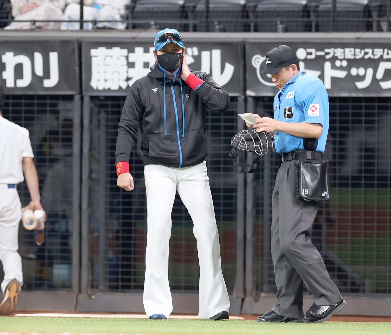日本ハム対ソフトバンク　5回裏を終え二遊間の交代を告げる新庄監督（撮影・黒川智章）