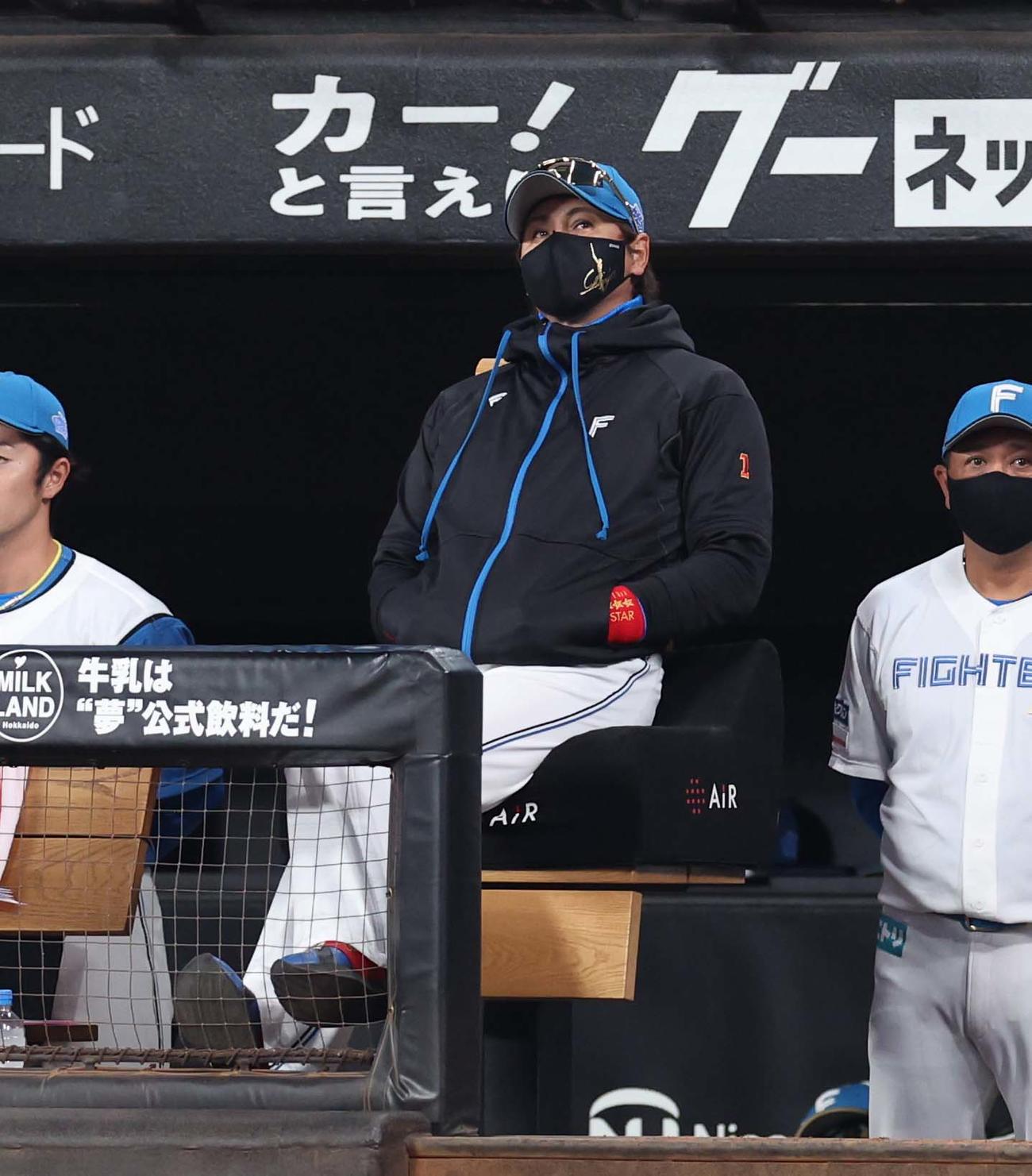 日本ハム対ソフトバンク　ベンチで渋い表情の新庄監督（撮影・黒川智章）
