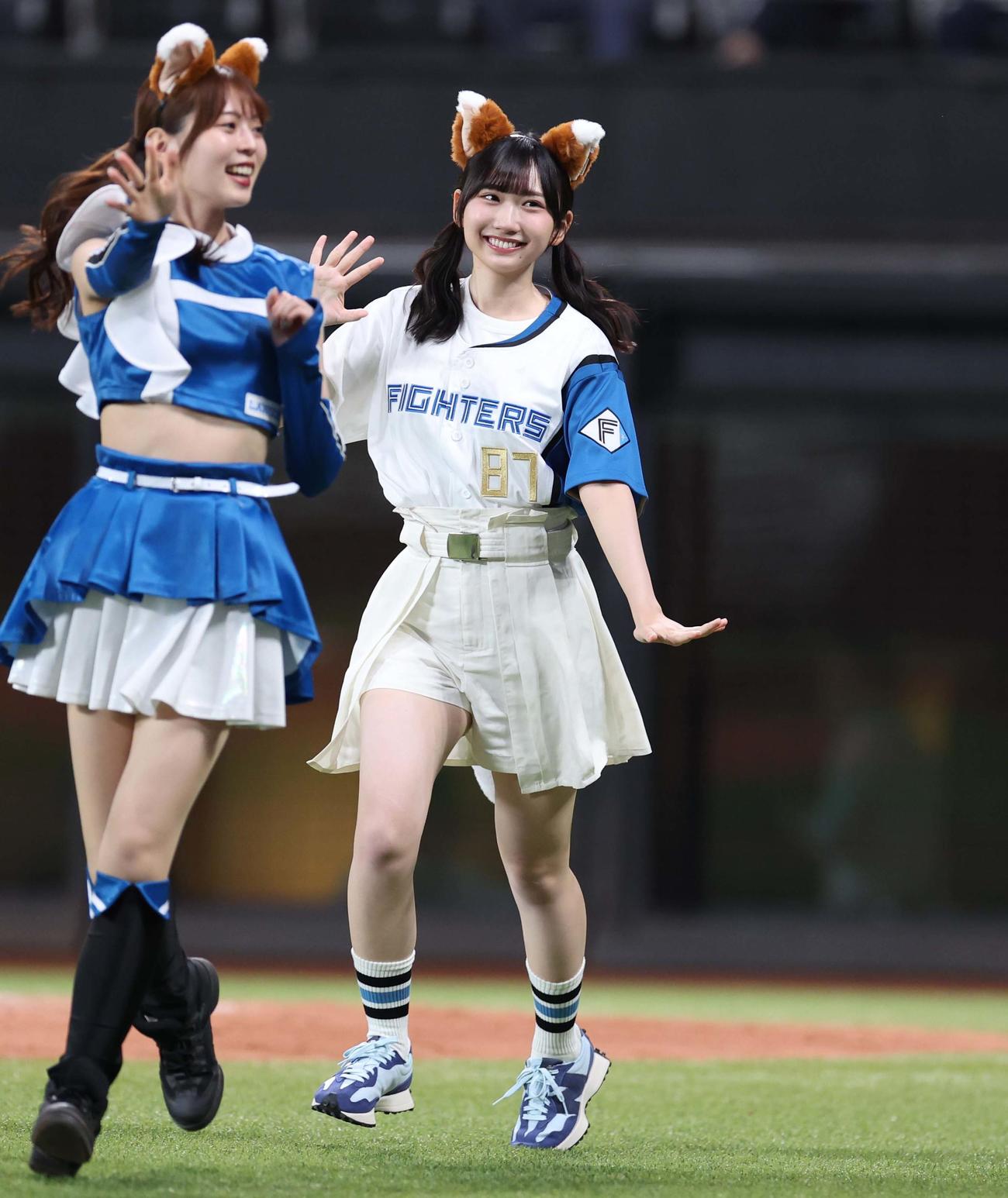 日本ハム対ソフトバンク　きつねダンスを踊る日向坂46の藤嶌果歩（撮影・黒川智章）