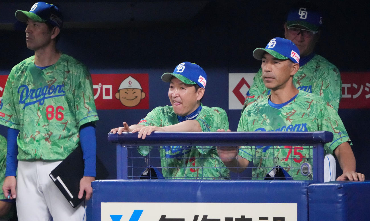 中日対DeNA 8回裏、ベンチでさえない表情を見せる立浪監督（左から2人目）（撮影・森本幸一）