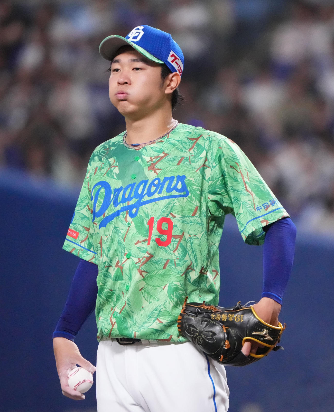 中日対DeNA 5回表DeNA2死三塁、マウンド上で大きく呼吸する高橋宏（撮影・森本幸一）