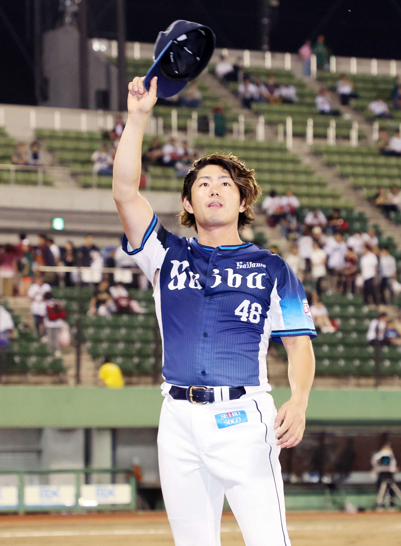 楽天対西武　勝利しファンに手を振る西武今井（撮影・鈴木正人）