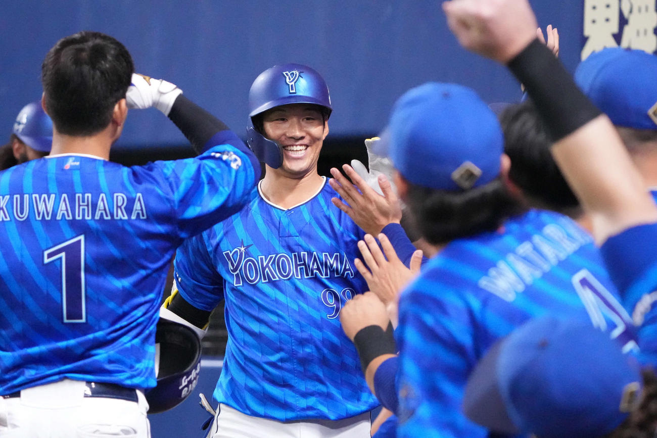 中日対DeNA 7回表DeNA無死、右越え本塁打を放ちナインとタッチを交わす京田