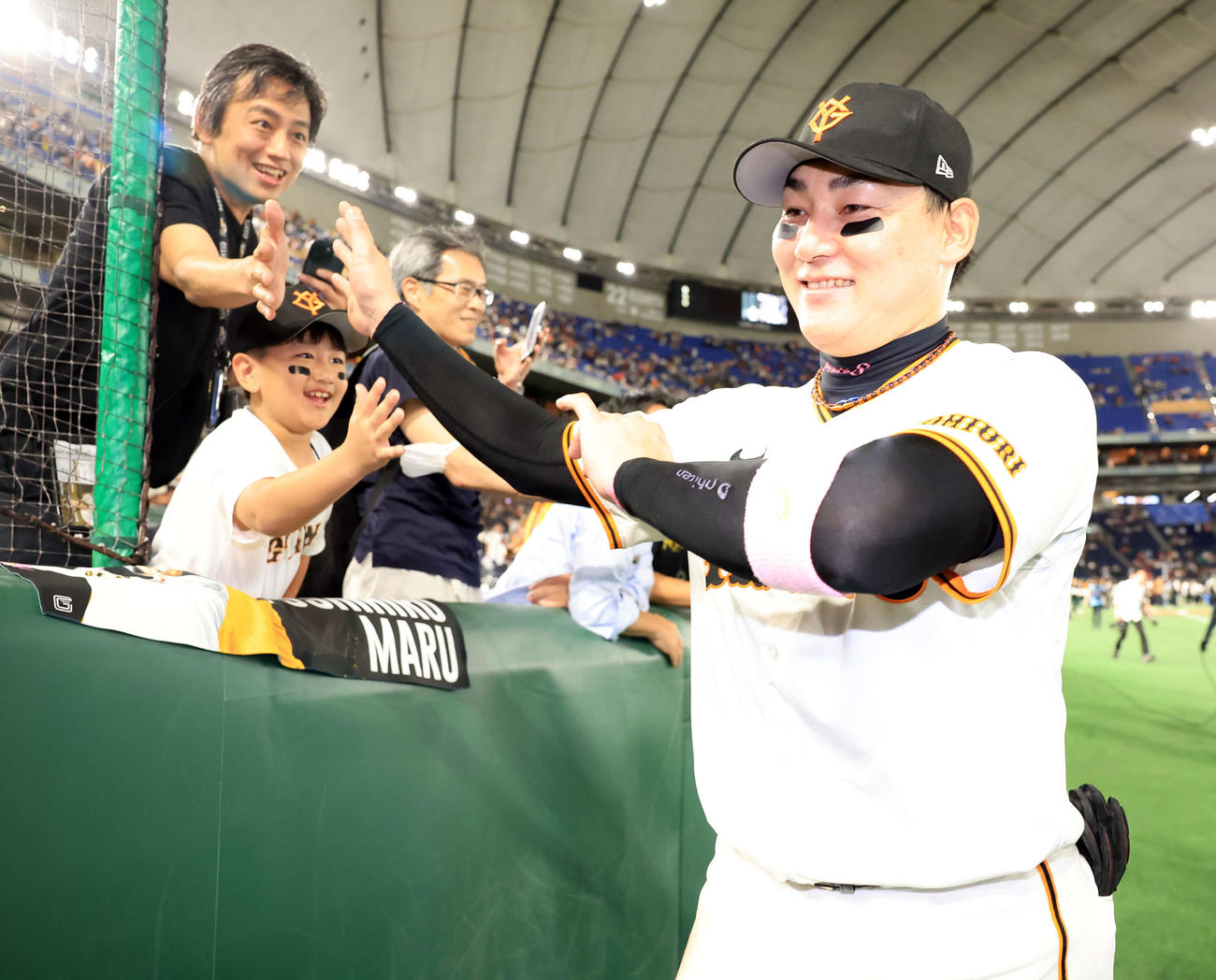 巨人対広島　サヨナラソロ本塁打を放った丸（右）は場内1周で子どものファンと笑顔でハイタッチ（撮影・浅見桂子）