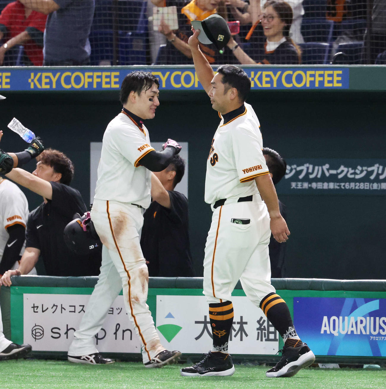 巨人対広島　10回裏巨人1死、丸（左）の右越えサヨナラ本塁打で勝利した阿部監督はファンにあいさつする（撮影・宮地輝）