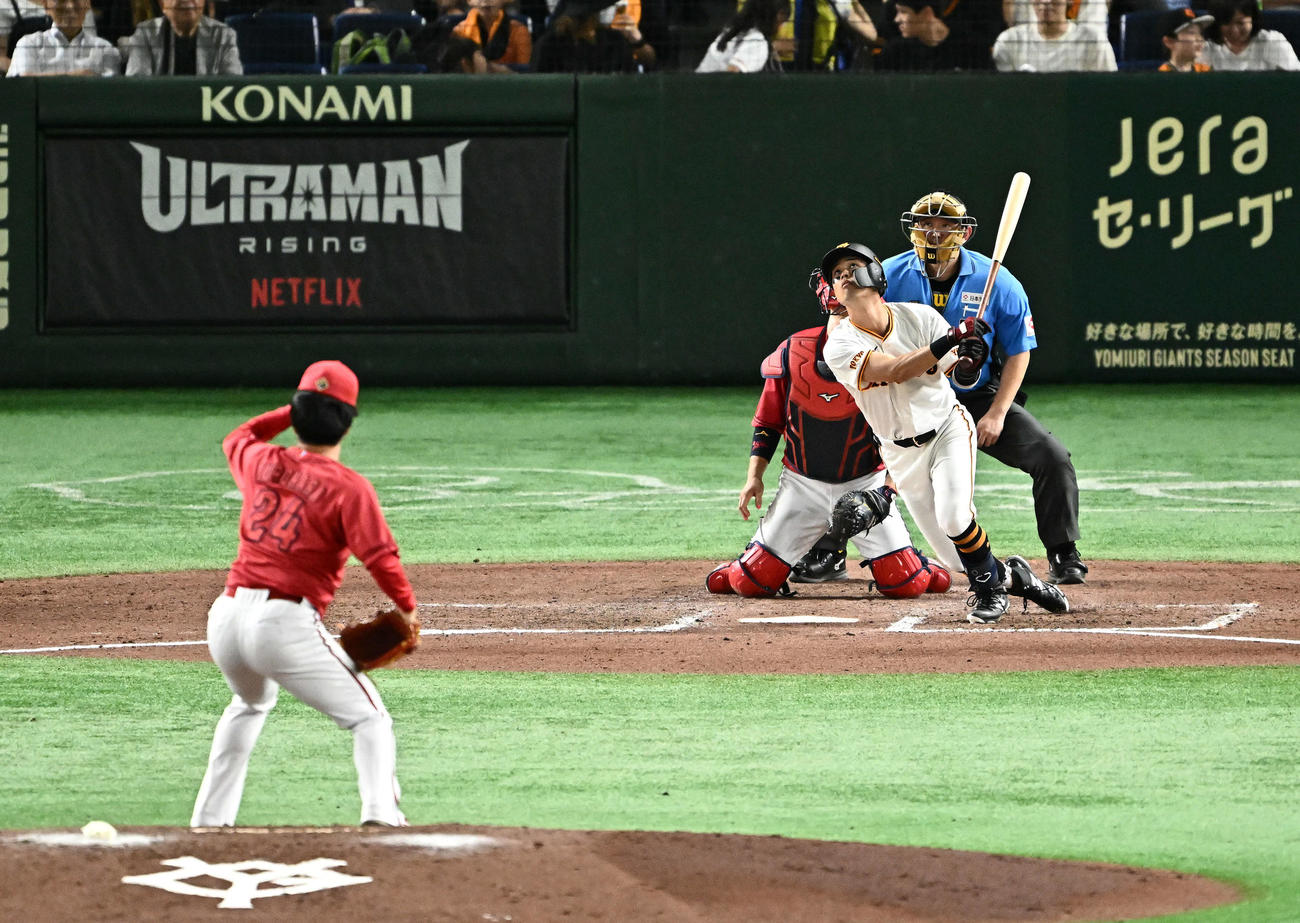 巨人対広島　7回裏巨人1死、代打若林は右飛に倒れる。投手黒原（撮影・滝沢徹郎）