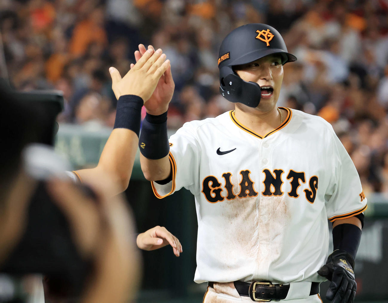 巨人対広島　5回裏巨人2死三塁、ヘルナンデスの適時内野安打で勝ち越しの生還をした吉川は笑顔でナインとハイタッチ（撮影・浅見桂子）