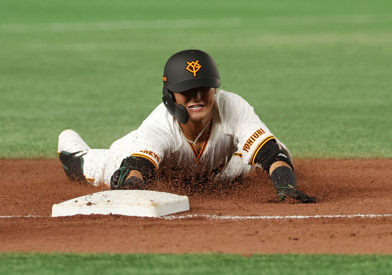 巨人対広島　5回裏巨人2死三塁、右適時三塁打を放ち三塁にヘッドスライディングする吉川（撮影・宮地輝）