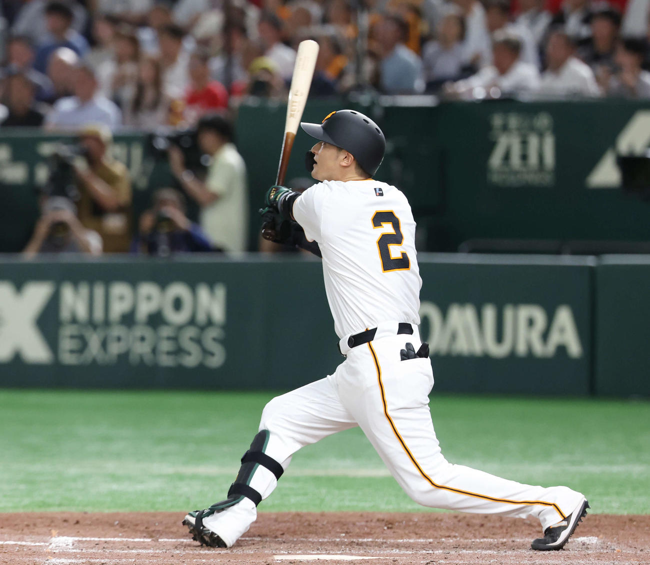 巨人対広島　5回裏巨人2死三塁、右適時三塁打を放つ吉川（撮影・宮地輝）