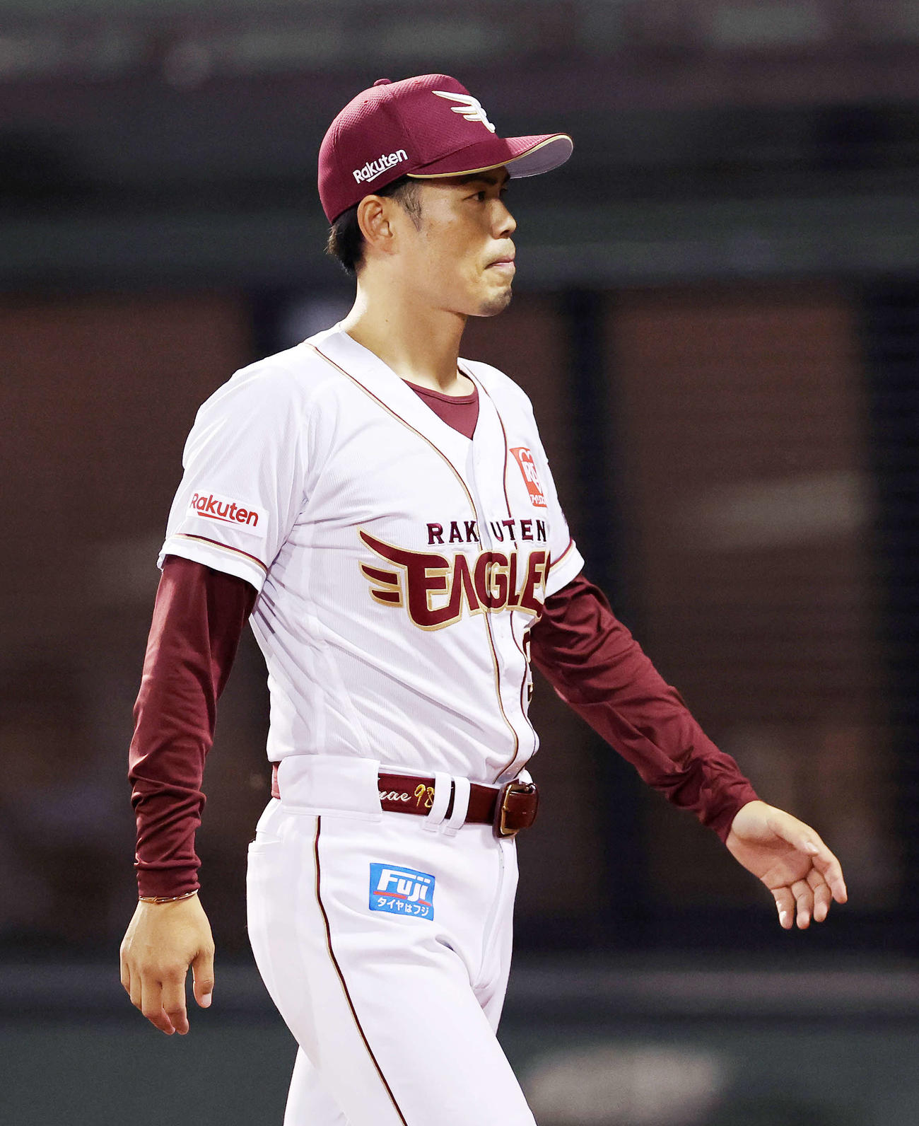 楽天対西武　8回表、投手交代を告げベンチに引き揚げる楽天今江監督（撮影・鈴木正人）