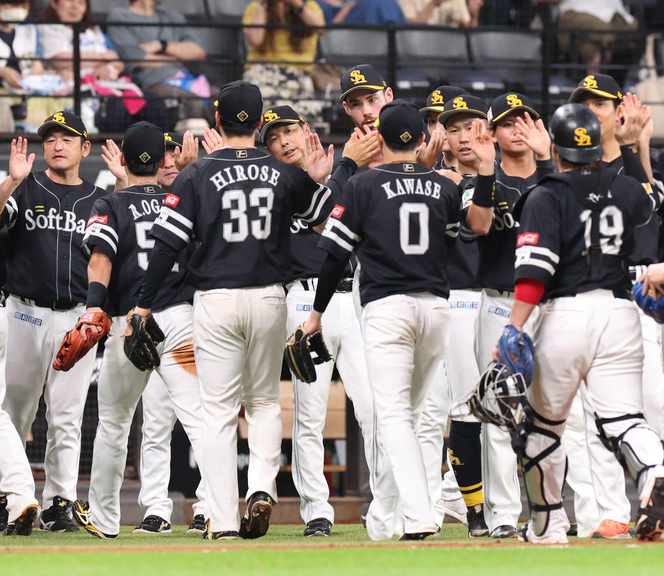 日本ハム対ソフトバンク　試合終了後、ナインを出迎えるソフトバンク小久保監督（中央後方）とスチュワート（撮影・佐藤翔太）