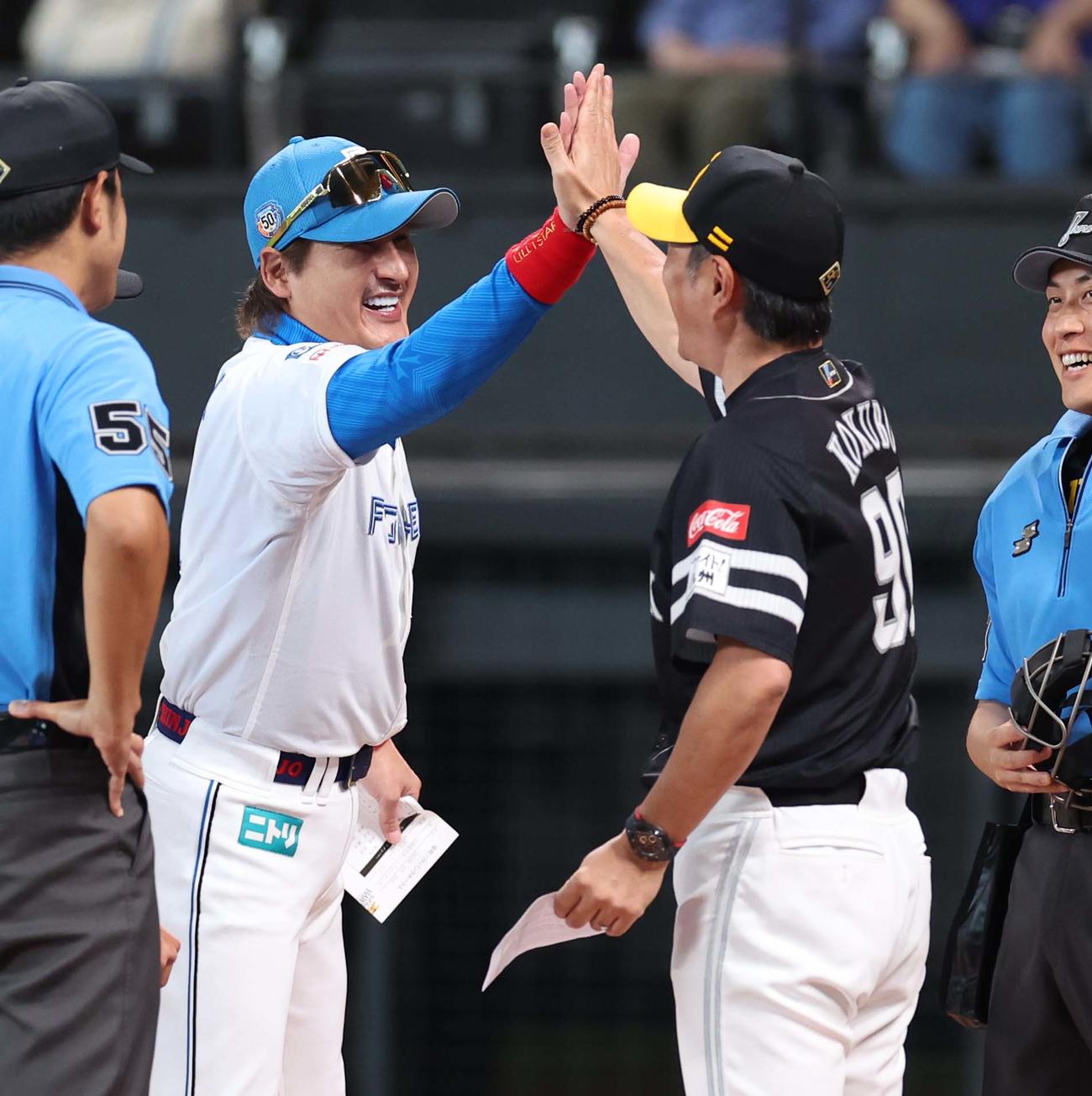 日本ハム対ソフトバンク　メンバー表交換で小久保監督とハイタッチする新庄監督（撮影・黒川智章）