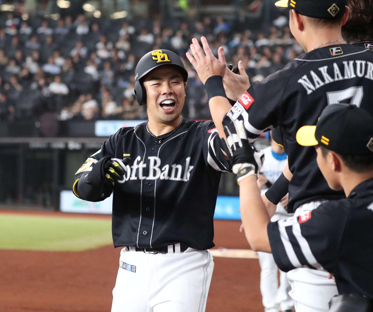 日本ハム対ソフトバンク　2回表、本塁打を放った近藤はナインに出迎えられ笑顔（撮影・黒川智章）