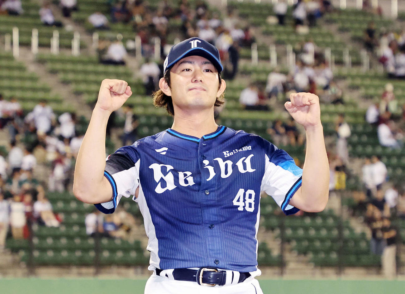 楽天対西武　勝利しガッツポーズする西武今井（撮影・鈴木正人）