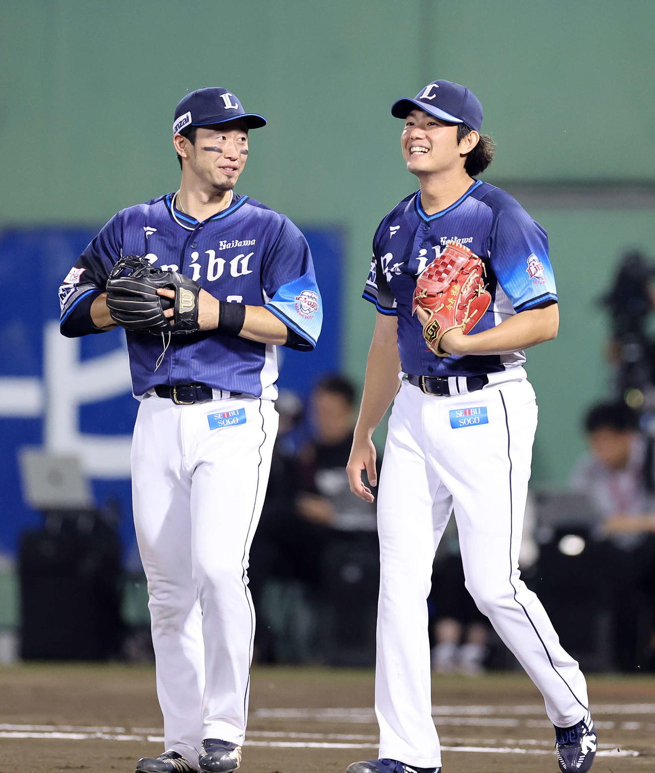 楽天対西武　8回裏、外崎（左）と笑顔で話しながらマウンドに向かう今井（撮影・鈴木正人）