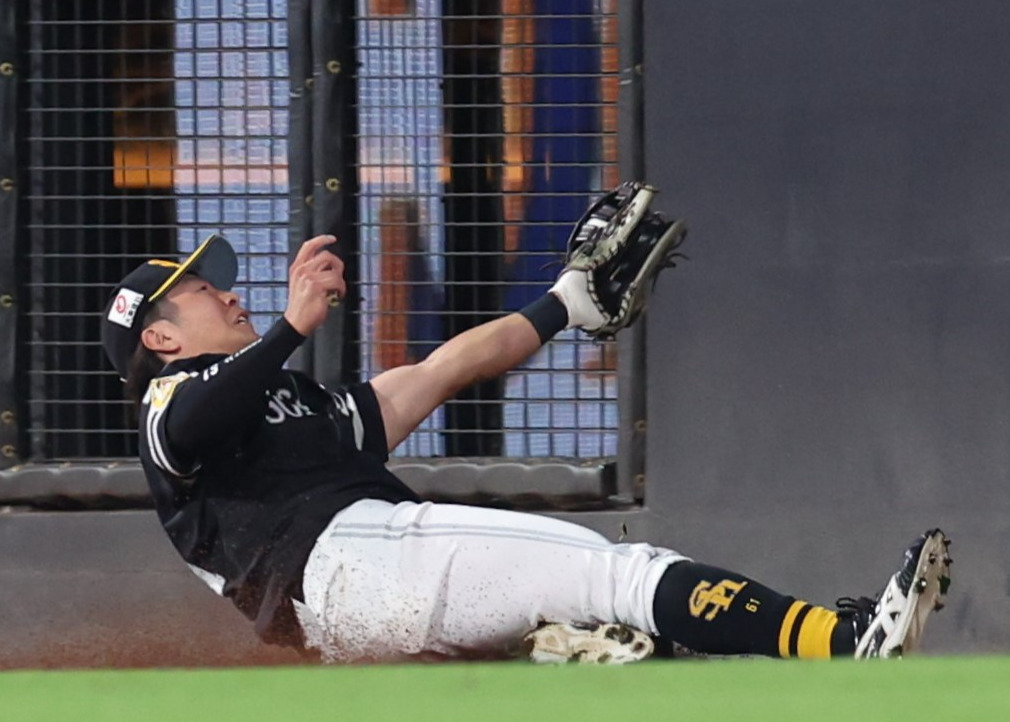 日本ハム対ソフトバンク　8回裏日本ハム2死一、二塁、レイエスの打球をスライディングキャッチする川村（撮影・黒川智章）