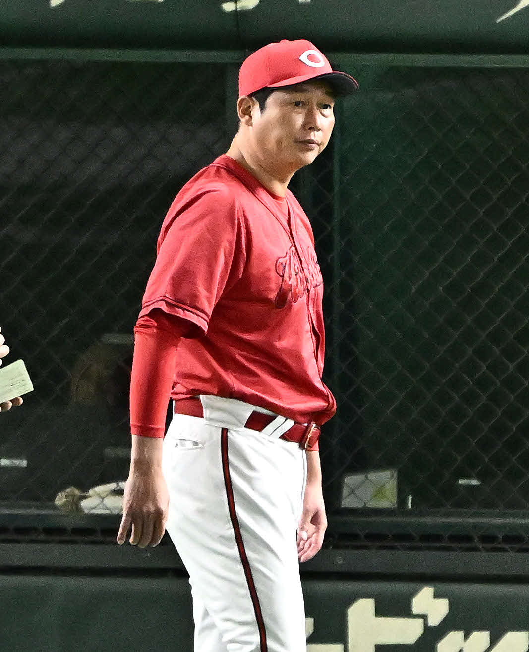 巨人対広島　交代を伝える広島新井監督（撮影・滝沢徹郎）