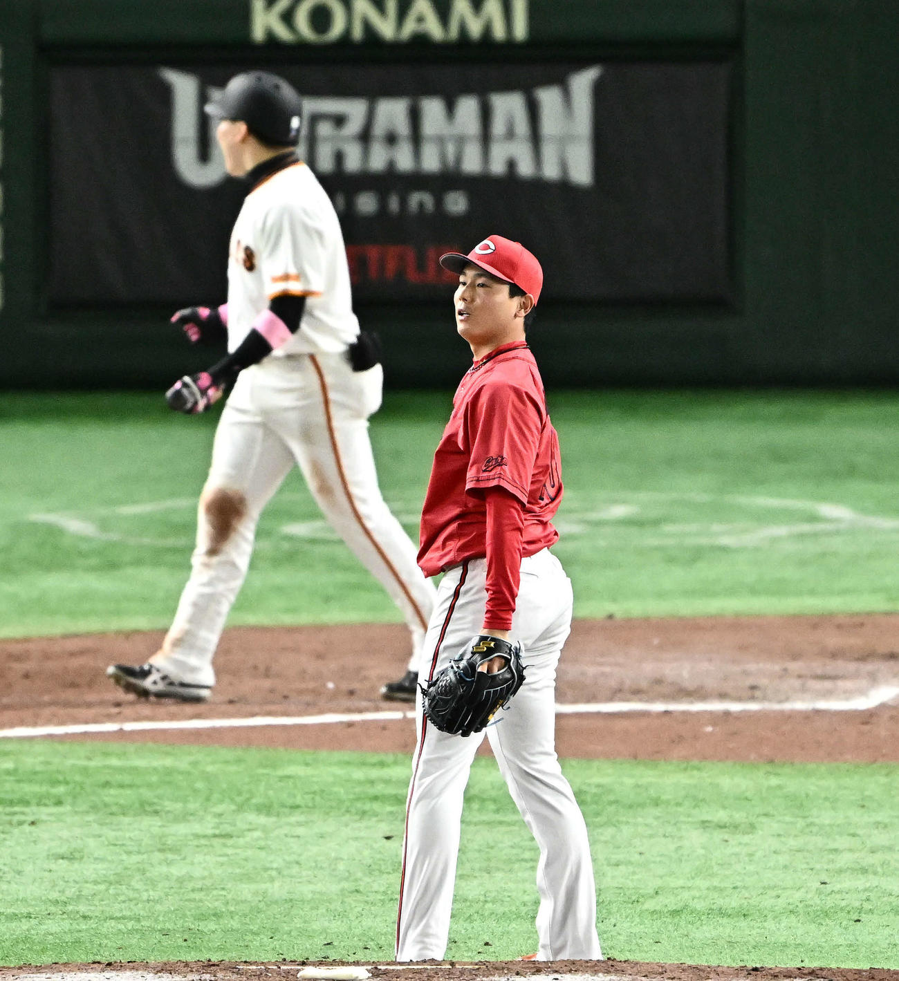 巨人対広島　丸（後方）にサヨナラソロ本塁打を許す栗林（撮影・滝沢徹郎）