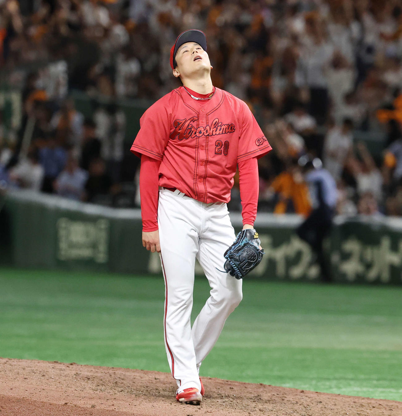 巨人対広島　10回裏巨人1死、丸に右越えサヨナラ本塁打を浴びた栗林（撮影・宮地輝）