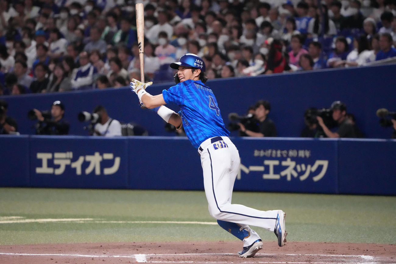 中日対DeNA 4回表DeNA1死、左前打を放つ度会（撮影・森本幸一）