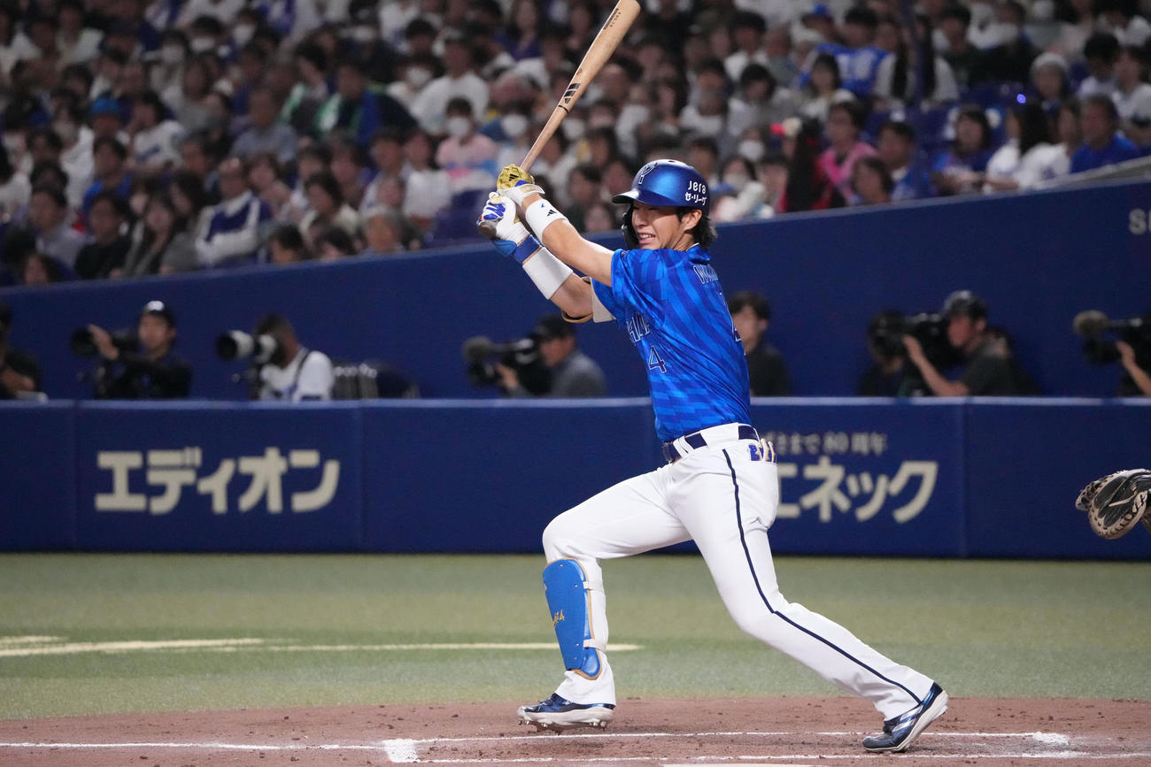 中日対DeNA 4回表DeNA1死、左前打を放つ度会（撮影・森本幸一）