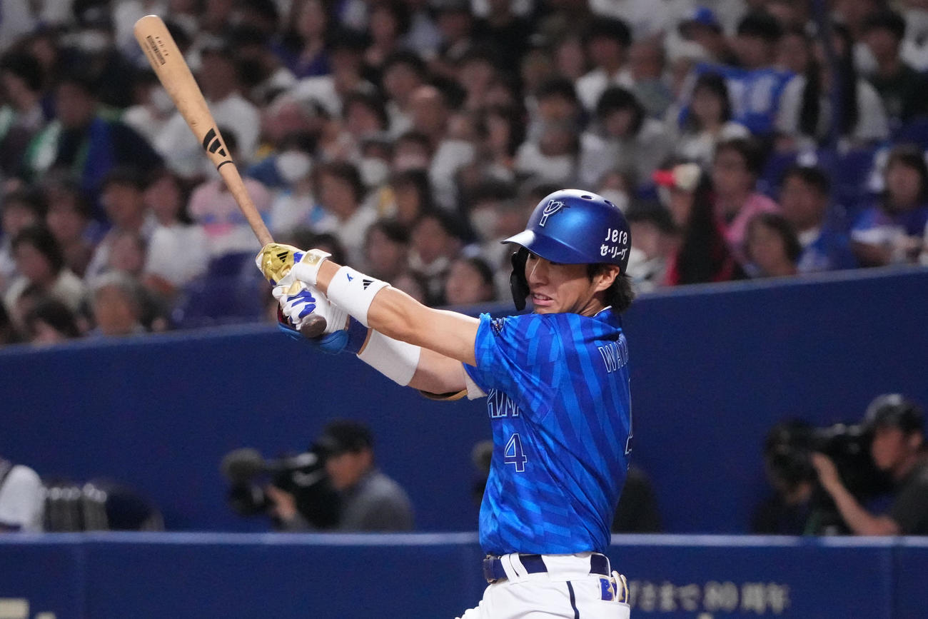 中日対DeNA 4回表DeNA1死、左前打を放つ度会（撮影・森本幸一）