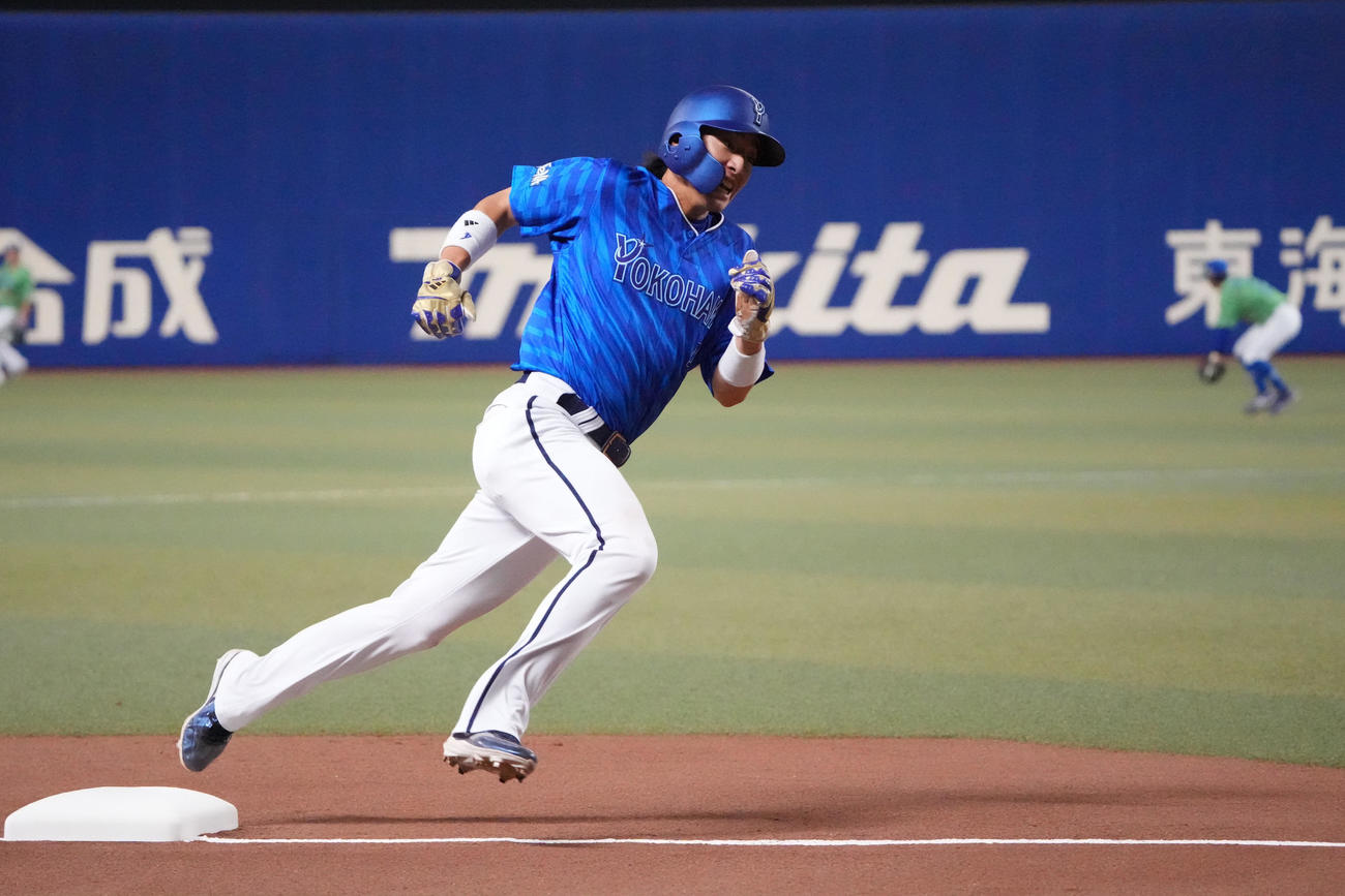 中日対DeNA 4回表DeNA1死一塁、佐野の中適時二塁打で本塁へ向かう度会（撮影・森本幸一）