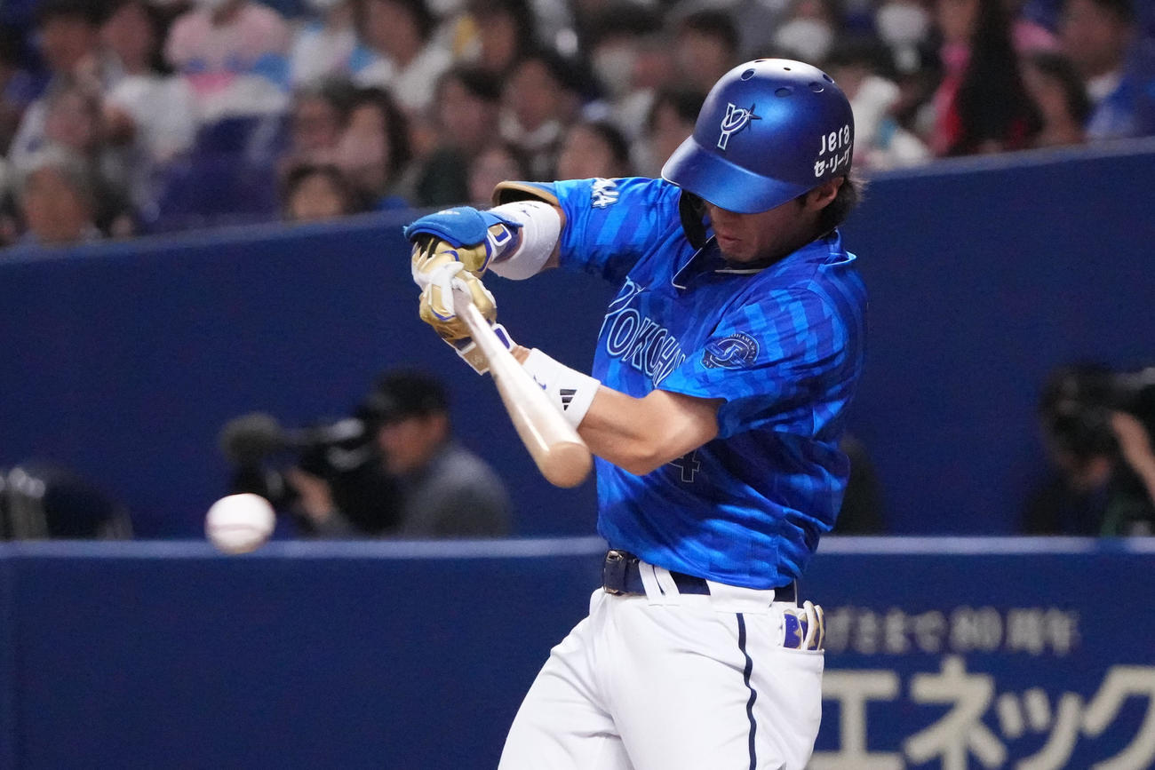 中日対DeNA 4回表DeNA1死、左前打を放つ度会（撮影・森本幸一）
