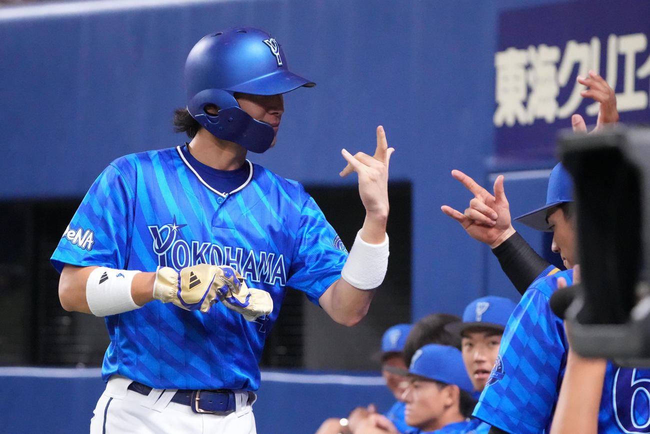 中日対DeNA 4回表DeNA1死一塁、佐野の中適時二塁打で生還しナインとタッチを交わす度会（左）（撮影・森本幸一）