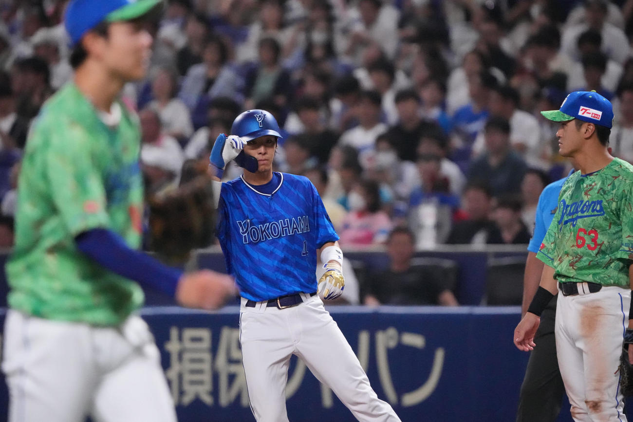 中日対DeNA 4回表DeNA1死、左前打を放った度会（中央）（撮影・森本幸一）