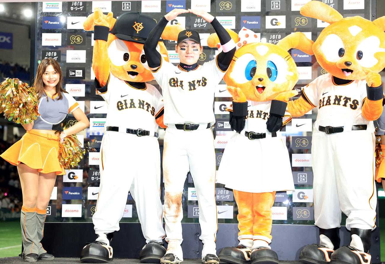 巨人対広島　サヨナラソロ本塁打を放った丸（中央）はヒーローインタビューでまるポーズ（撮影・浅見桂子）