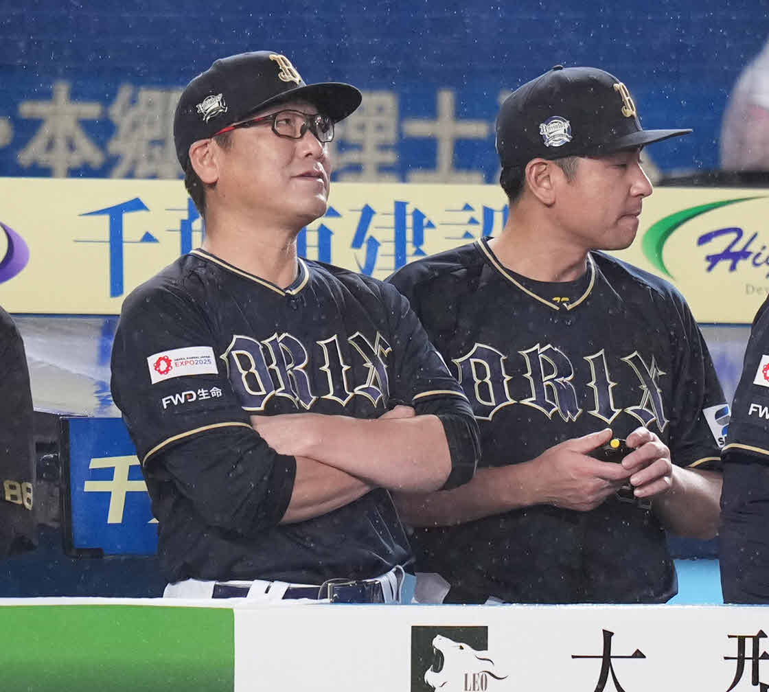 ロッテ対オリックス　ベンチで腕を組むオリックス中嶋監督（左）（撮影・鈴木みどり）