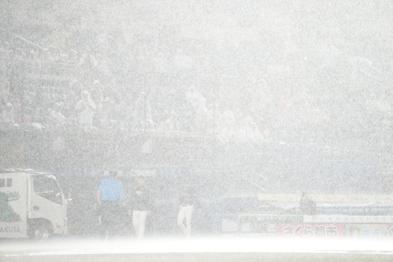 ロッテ対オリックス　豪雨のため7回裏途中でコールド（撮影・鈴木みどり）