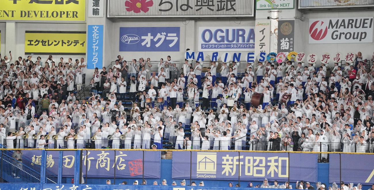 ロッテ対オリックス　応援歌を演奏する習志野高校吹奏楽部（撮影・鈴木みどり）