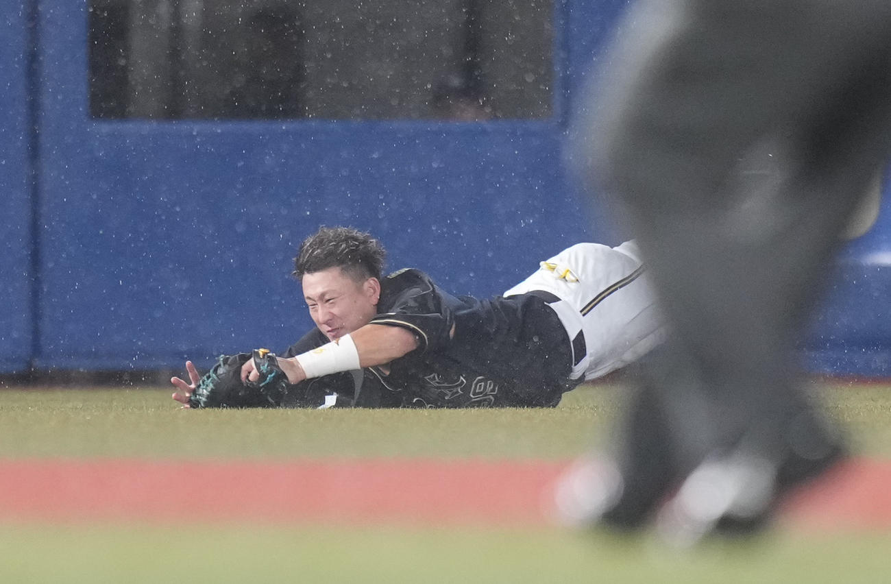 ロッテ対オリックス　7回裏ロッテ1死二塁、友杉の打球を好捕する左翼手杉本（撮影・鈴木みどり）