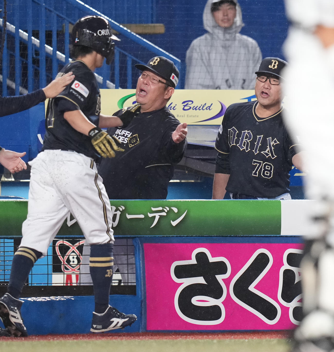ロッテ対オリックス　1回表オリックス1死一、二塁、森の先制の左適時二塁打で生還した福田（左）を迎える中嶋監督（右）（撮影・鈴木みどり）