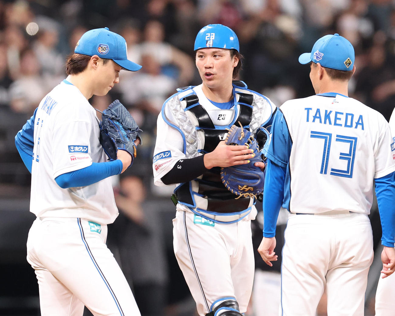 日本ハム対ソフトバンク　5回表ソフトバンク1死一、二塁、山崎（左手前）に声をかける伏見（撮影・佐藤翔太）