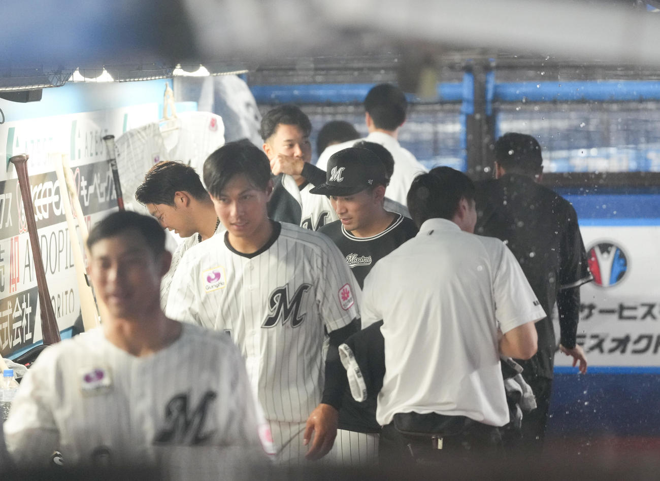 ロッテ対オリックス　豪雨のため7回裏途中でコールドとなり勝利したロッテナイン。中央は小島（撮影・鈴木みどり）