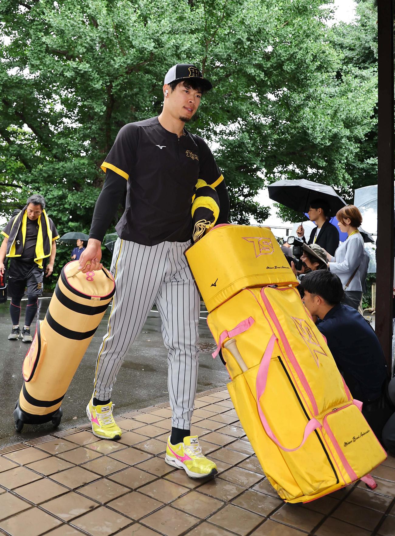室内練習場に入る佐藤輝（撮影・上田博志）