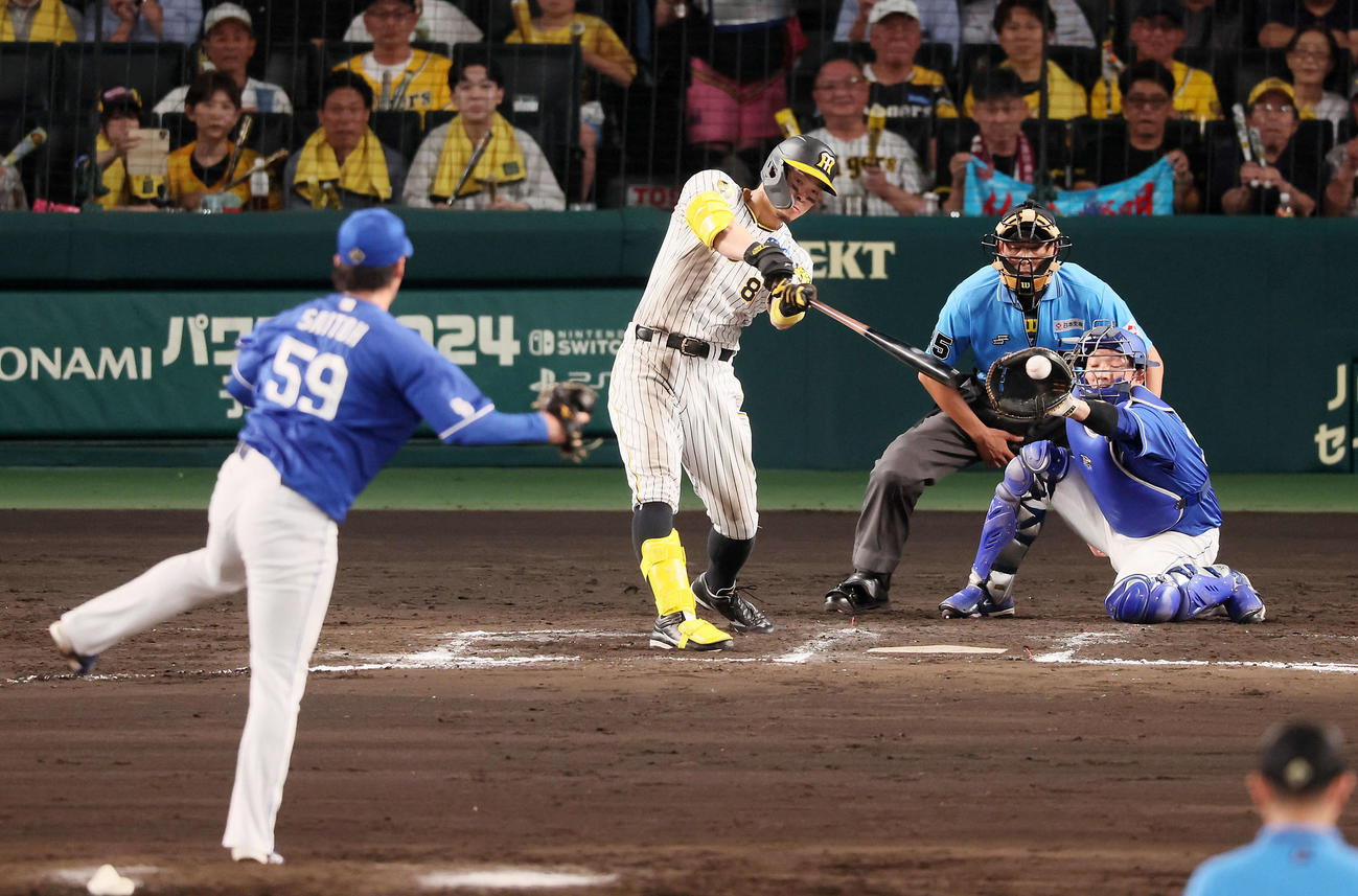 27日、阪神対中日　7回裏阪神無死二、三塁、佐藤輝明は左適時打を放つ
