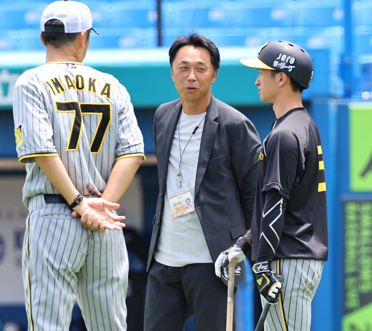ヤクルト対阪神　近本（右）は宮本氏と話をする（撮影・上田博志）